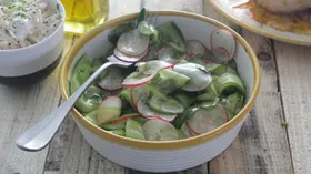 Хрустящий салат из подмаринованного редиса и огурцов
