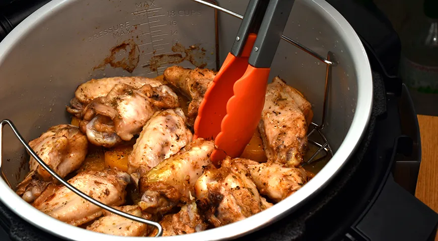 В мультиварке в режиме «Тушение» крылышки готовятся около часа