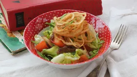 Салат с телятиной и луком фри