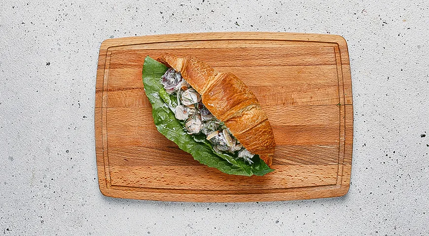 Круассан с куриным салатом