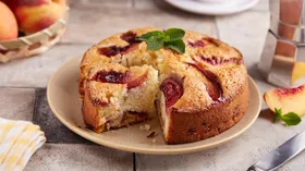 Пышная шарлотка со сметаной и персиками