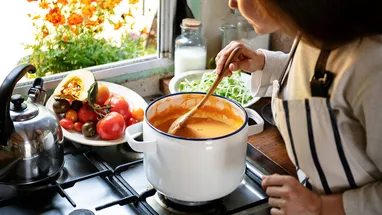 Как сварить сытный суп из того, что нашлось в холодильнике