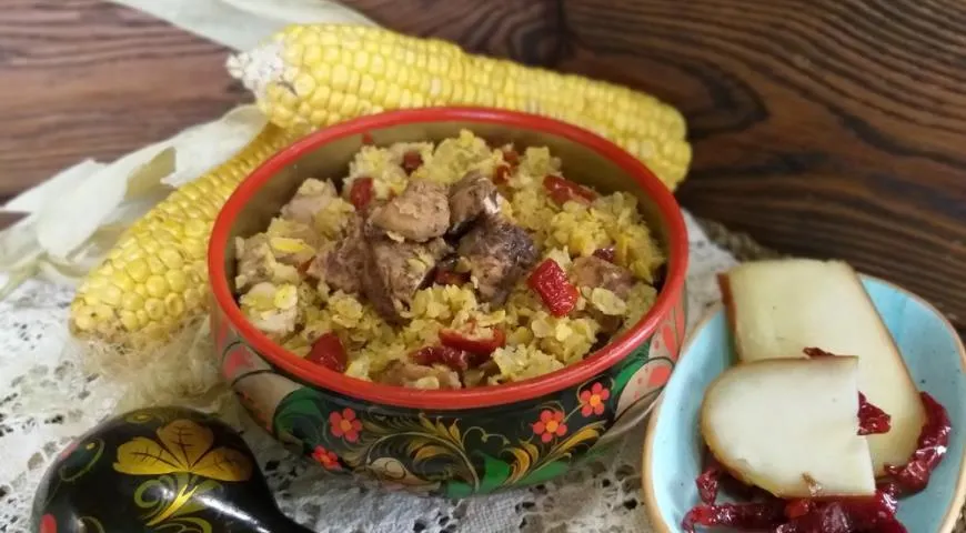 Кукурузная каша с мясом, сулугуни и вялеными томатами