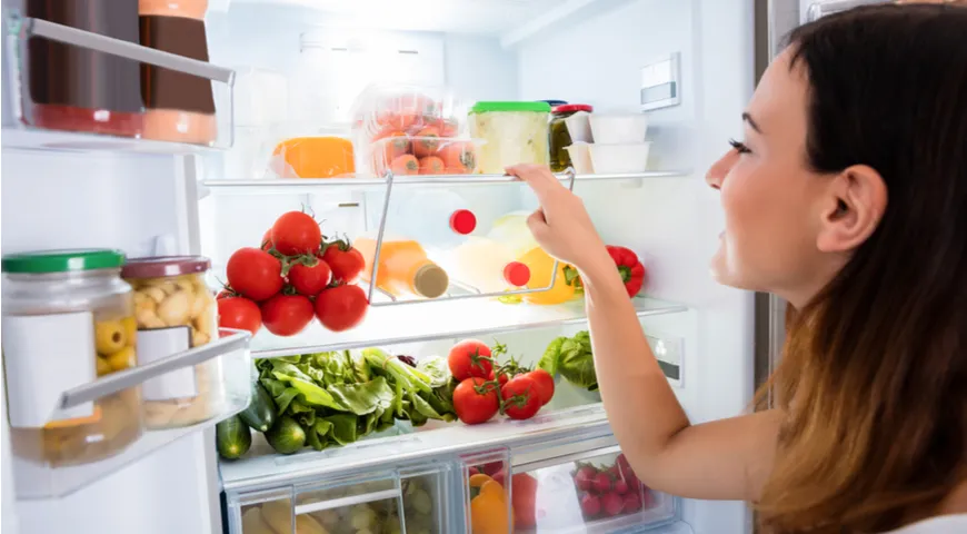 Держите холодильник пустым примерно на 30% — так у вас останется место для остатков еды