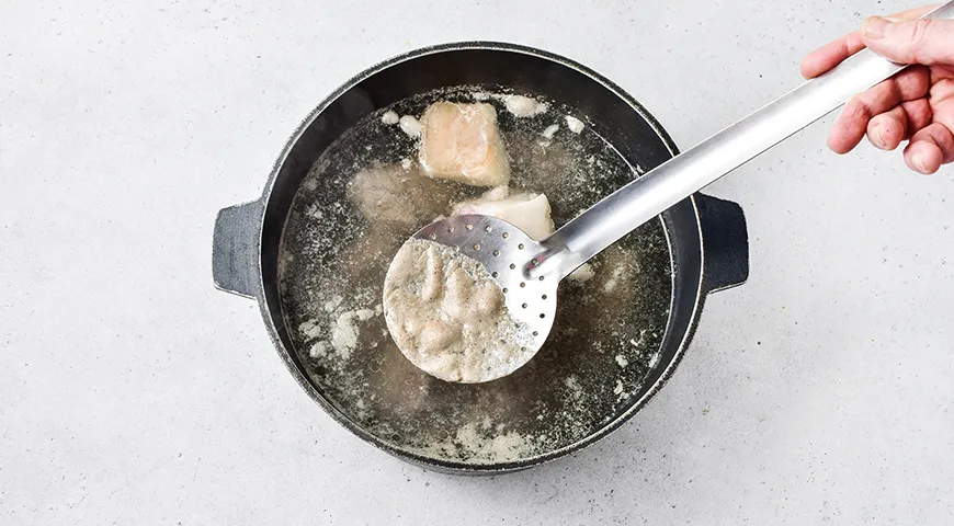 Шурпа в казане на костре