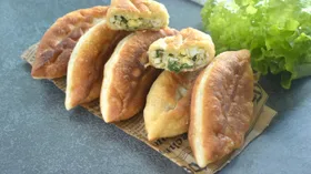 Жареные пирожки с зелёным луком и яйцом
