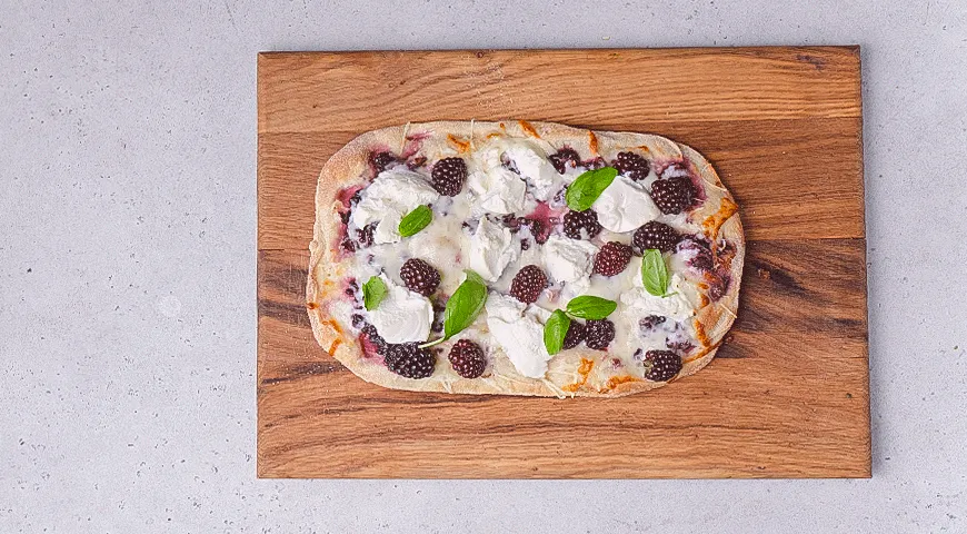 Пицца с ежевикой и рикоттой