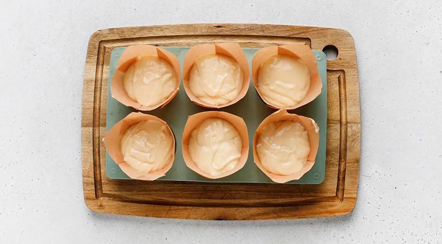 Капкейки с начинкой внутри, украшенные кремом