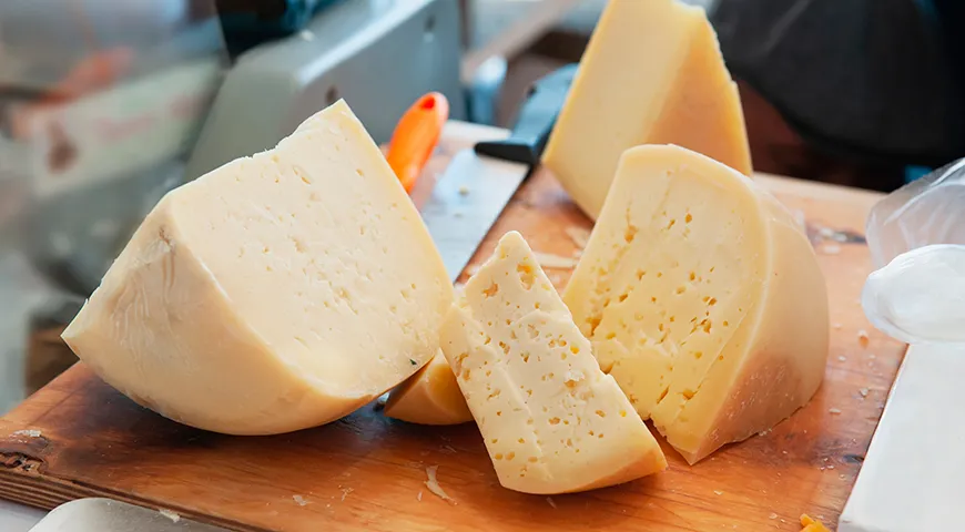 Костромской сыр с ровной коркой, равномерными глазками на срезе