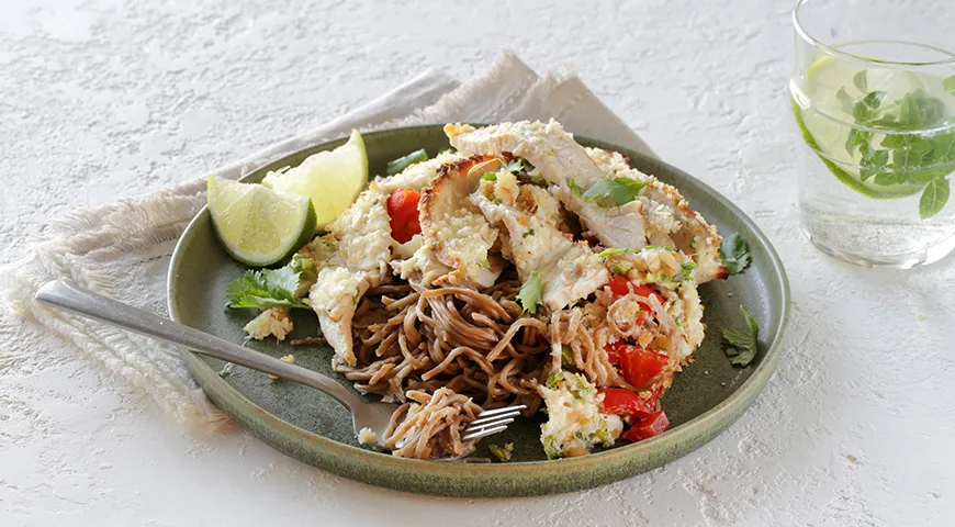 Рецепт запеченной гречневой лапши с индейкой и овощами