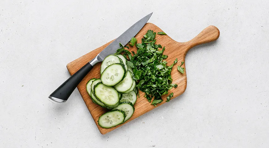 Салат с авокадо, помидорами, огурцами и моцареллой