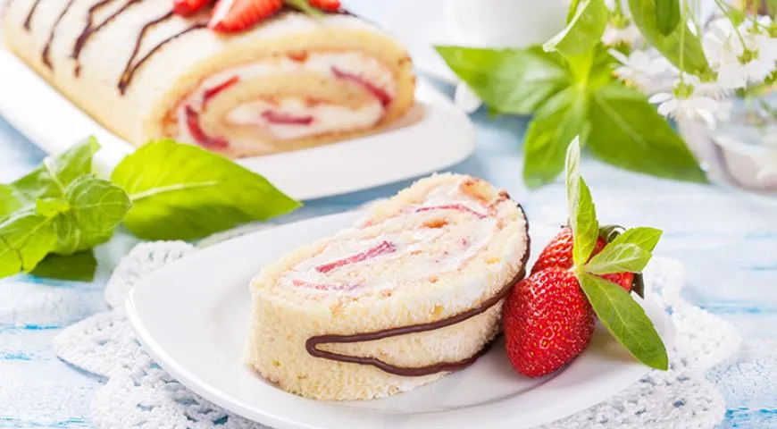 Рулет с клубникой и сырным кремом