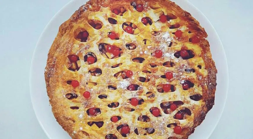 Шарлотка с фундуком и корицей