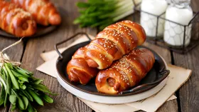 Сосиски в тесте: 14 рецептов — от классики до необычных идей