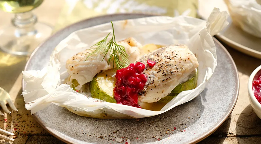 Рыба в «конверте» с брусничным соусом
