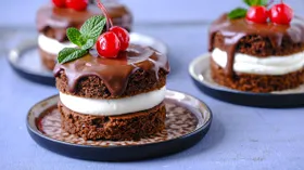 Бисквитное шоколадное пирожное с вишней