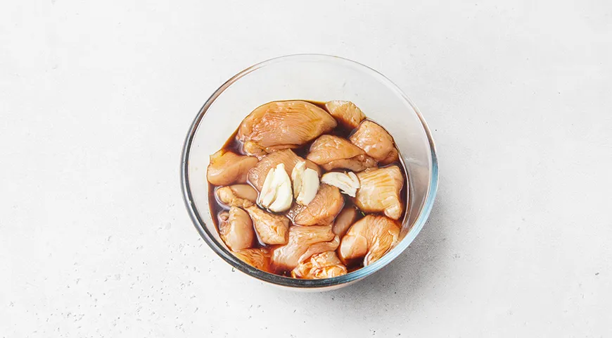 Куриное филе с замороженными овощами на сковороде