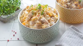 Салат с отварной курицей, сыром, кукурузой и яйцами