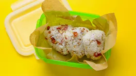 Онигири с беконом и миндалем