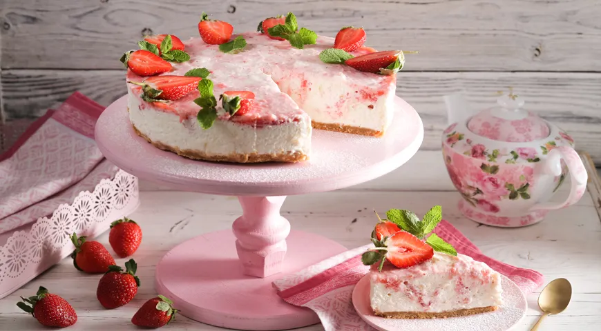 Торты без выпечки с клубникой
