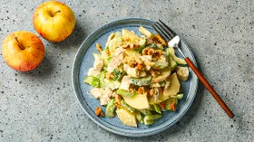 Салат с куриной грудкой, сельдереем и яблоком