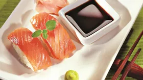Нигири-суши с малосольным лососем 