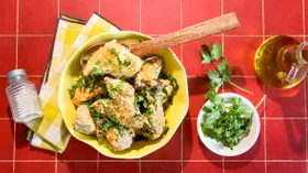 Жареная курица в молочно-чесночном соусе на сковороде
