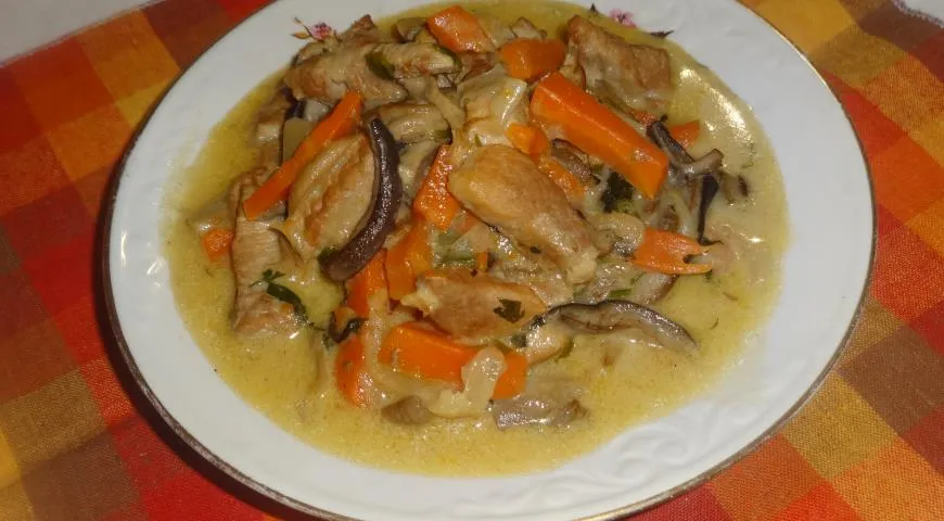 Тушёная свинина с грибами и овощами