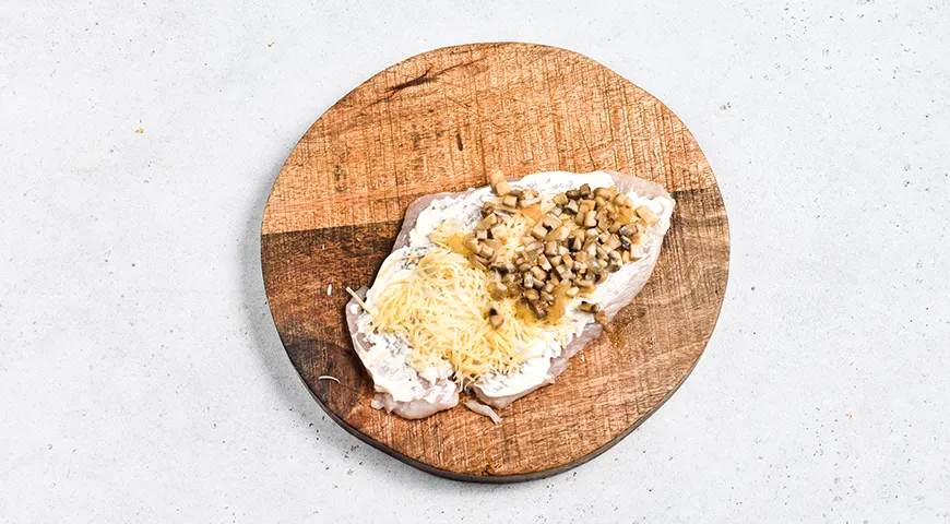 Куриные рулеты с грибами и сыром в сметанном соусе в духовке