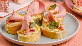 Рецепты с мясной гастрономией и орехами