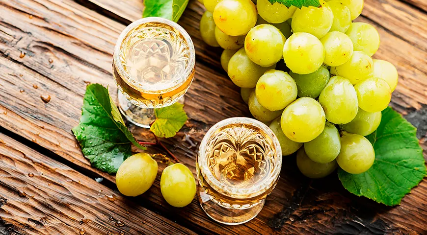 Основа граппы — виноградный жмых, то есть кожица, косточки и гребни, остающиеся после прессования ягод для вина