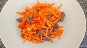 Корейский салат из куриных желудков с морковью