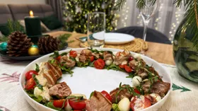 Праздничный салат с тунцом-гриль, руколой и черри