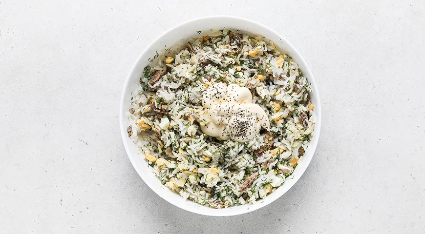 Салат из консервированной сайры с яйцом и рисом