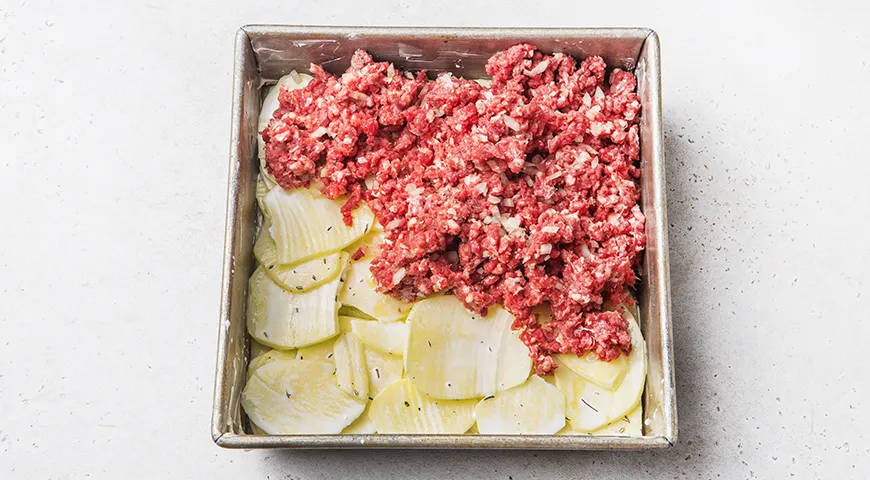 Картофельная запеканка с фаршем и овощами под сыром