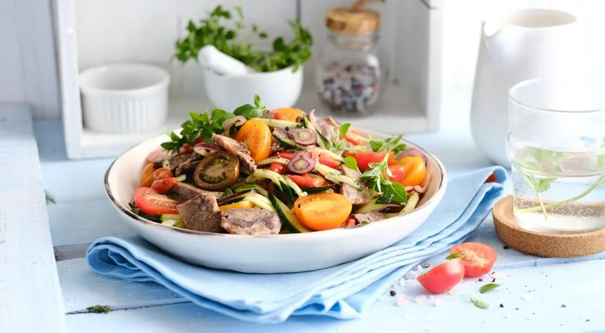 Шопский салат со свежими огурцами и мясом