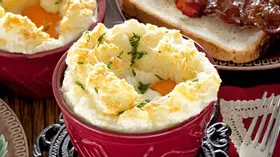 Запеченные яйца с сыром и остро-сладким беконом