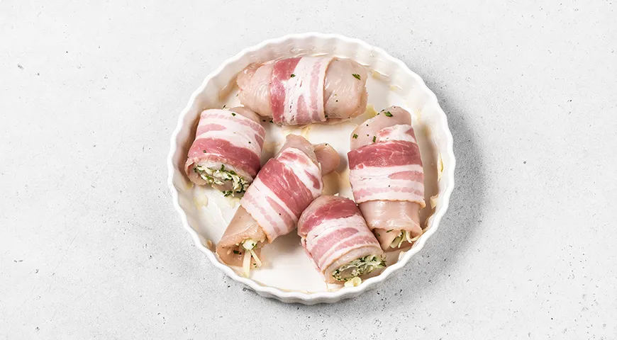 Куриные рулетики с моцареллой в беконе