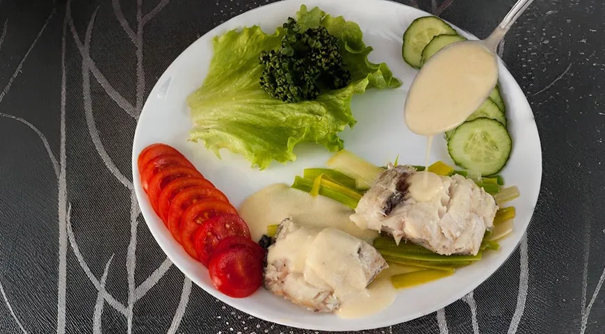 Французский соус велюте на основе куриного или рыбного бульона и белого ру с пробойной икрой трески