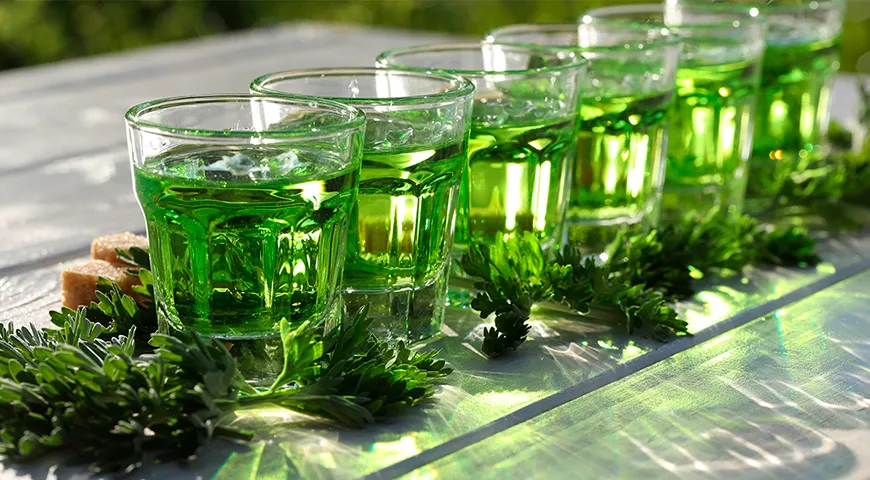 Зеленый оттенок абсента обусловлен наличием хлорофилла в травах, полученного при повторном настаивании