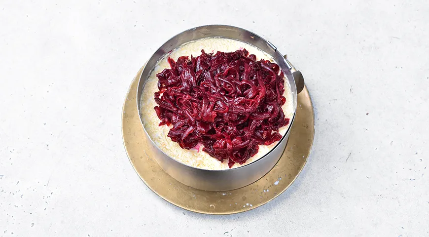 Селедка под шубой с икрой мойвы