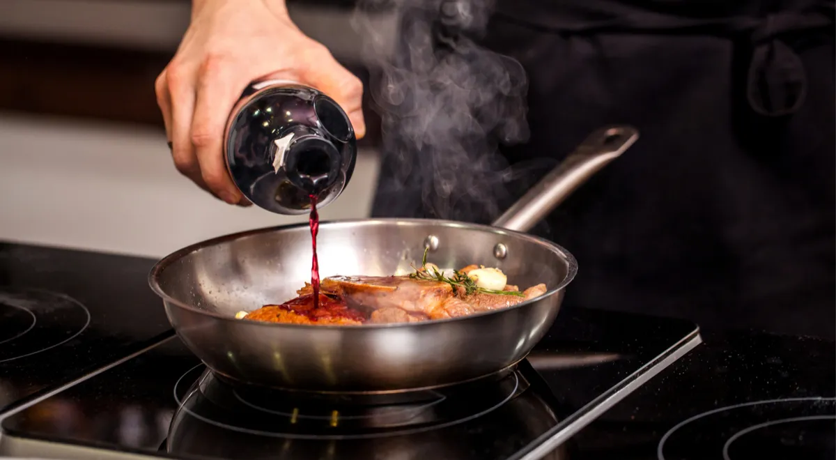 С вином любая еда вкуснее, советы шефа, как готовить с вином мясо, рыбу, соус и десерт