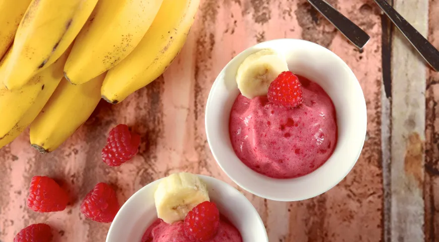 Самое полезное и вкусное мороженое легко делается из замороженных бананов и ягод.