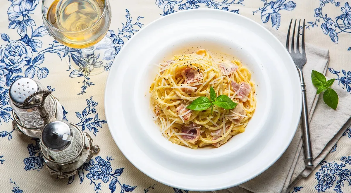 Паста карбонара с грибами, беконом и сливками