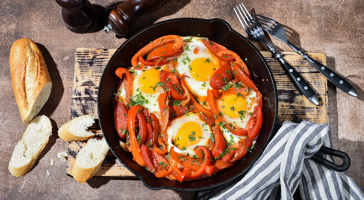 Шакшука: яичница с томатами и луком классическая