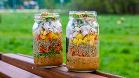 Салат из курицы и киноа с арахисовой заправкой