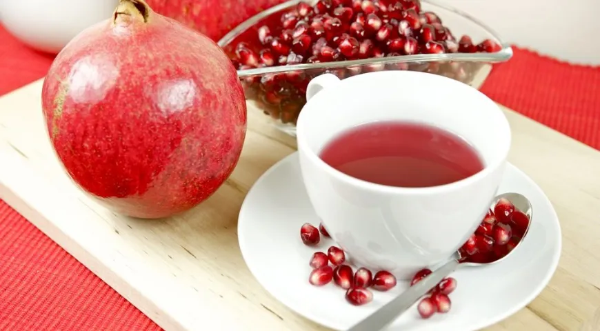 Чай со свежими зернами граната и гранатовым соком содержит много витаминов, в том числе аскорбиновую кислоту 
