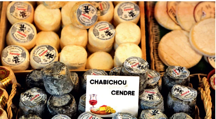 Чем больше плесени и острее запах, тем изысканнее вкус французского выдержанного козьего сыра.