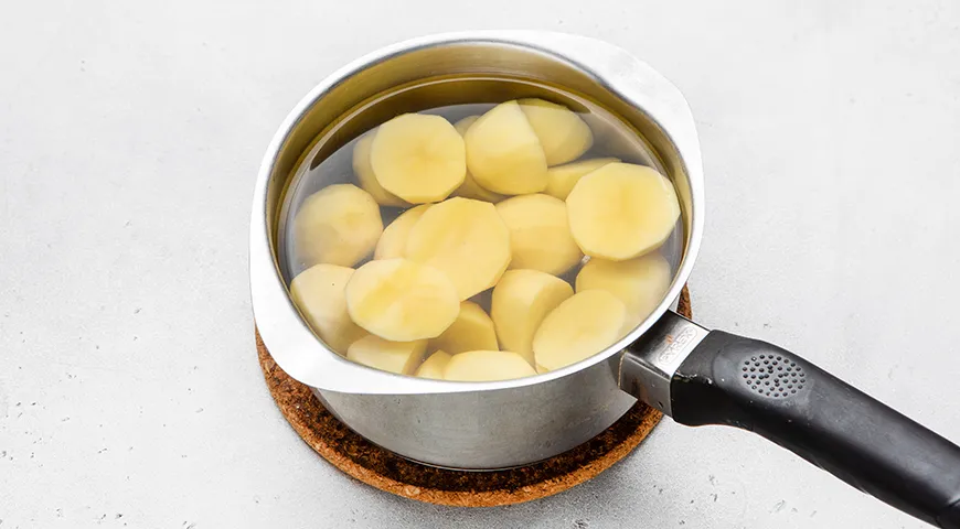 Запеченный жерех с картошкой и луком