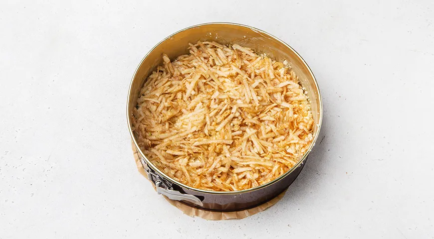 Насыпной пирог с яблоками и творожной начинкой